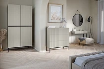 Komoda NICOLE 100 cm se zásuvkami kašmír – černé nožky | furnipol.cz