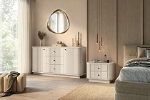 Komoda VESPER 160 cm kašmír – 3 zásuvky, černé úchytky, sokl | furnipol.cz