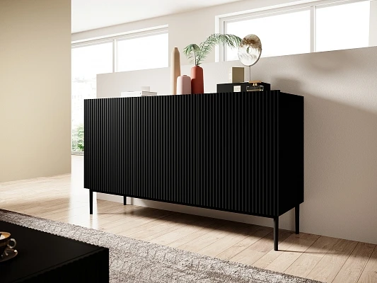 Moderní komoda Nicole 150 cm třídveřová s ryhovaným čelem  - Černá / černé nohy