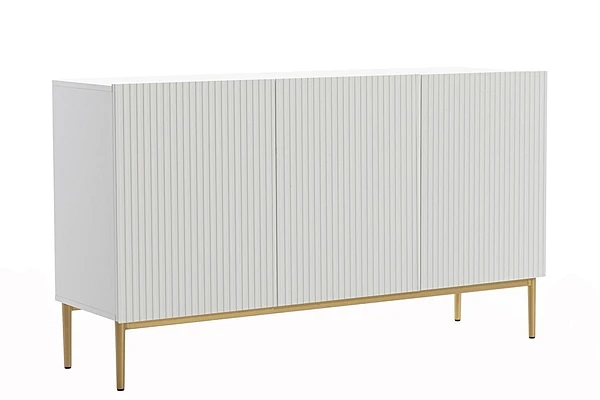 Moderní komoda Nicole 150 cm třídveřová s ryhovaným čelem - bílý mat / zlaté nožky