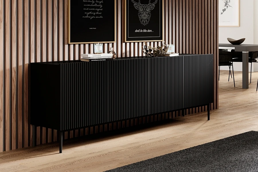 Moderní komoda Nicole 200 cm čtyřdveřová s ryhovaným čelem  - Černá / zlaté nohy