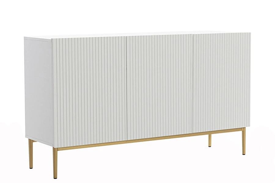 Moderní komoda Nicole 150 cm třídveřová s ryhovaným čelem - bílý mat / zlaté nožky
